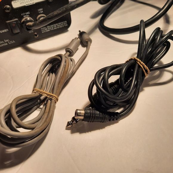 Anchor AN-1000 Powered Monitor - Powers ON, with Speaker Cables - Picture 7 of 13